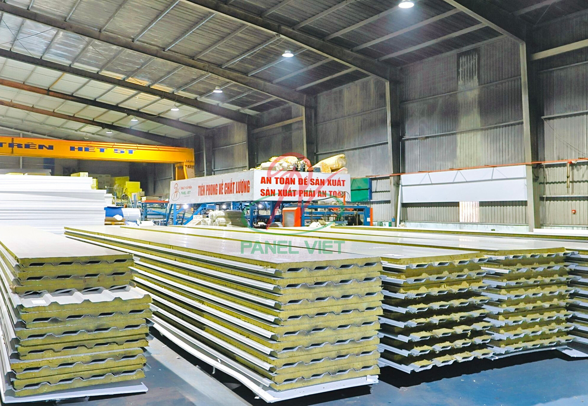 So Sánh Mái Panel Rockwool Và Mái PU Giấy Bạc