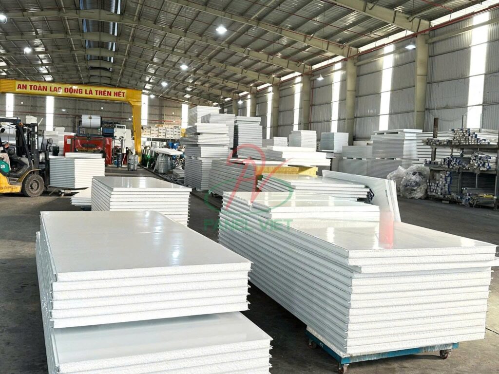 Tôn Cách Nhiệt 3 Lớp Và Tôn Thông Thường: Sự Khác Biệt Không Thể Bỏ Qua