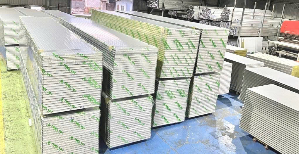 panel làm trần la phong