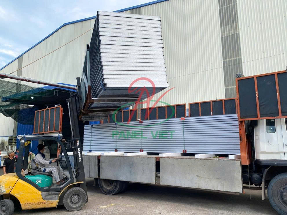 bốc dỡ kiện hàng panel