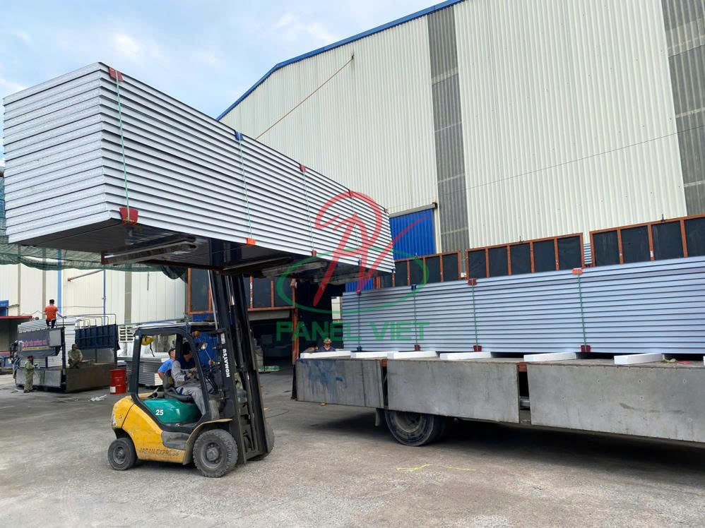 Vì Sao Cần Dùng Xe Nâng Khi Bốc Dỡ Kiện Hàng Panel