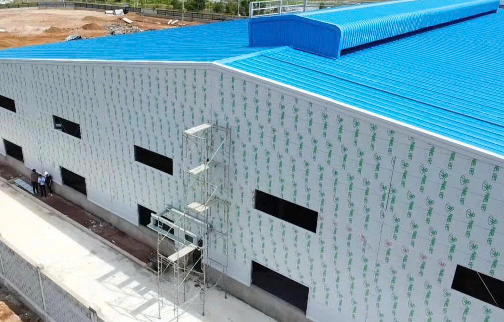 giá panel màu xanh dương 2026
