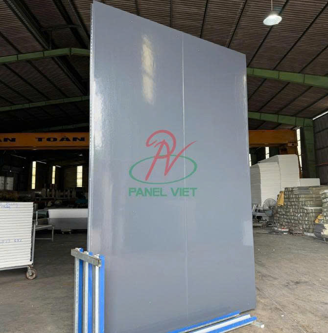 Tại Sao Chủ Kho Xưởng Thường Chọn Vách Panel Xám Lông Chuột