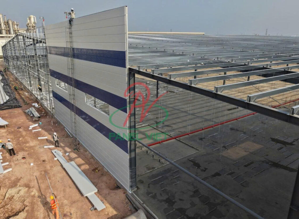 thi công vách panel nhà xưởng giấy