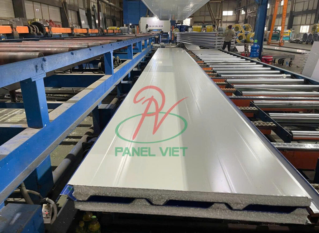 mái panel 4 sóng cách nhiệt nhà xưởng